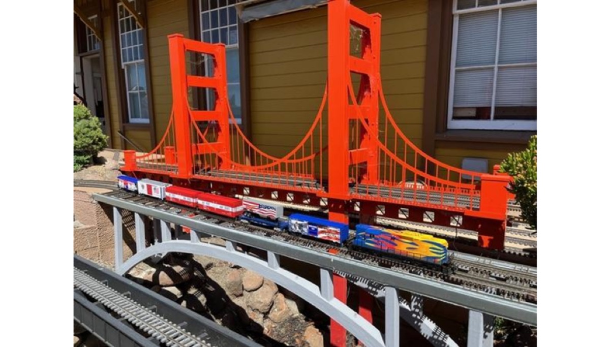 Free volunteer railway museum with model trains to watch